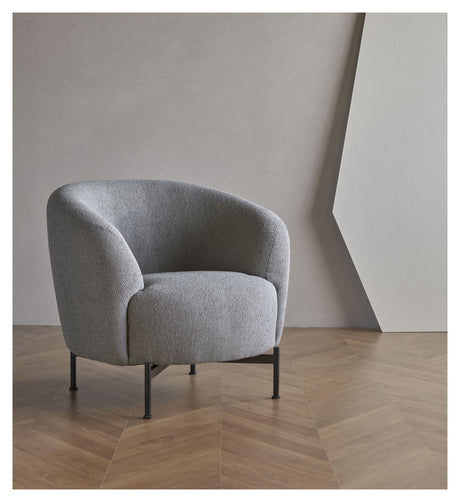 Gran Lænestol, Offwhite Bouclé, mat sort metalben - Unoliving.com