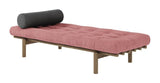 Next Daybed, Brun lakeret fyrretræ, Sorbet Pink fløjl - Unoliving.com