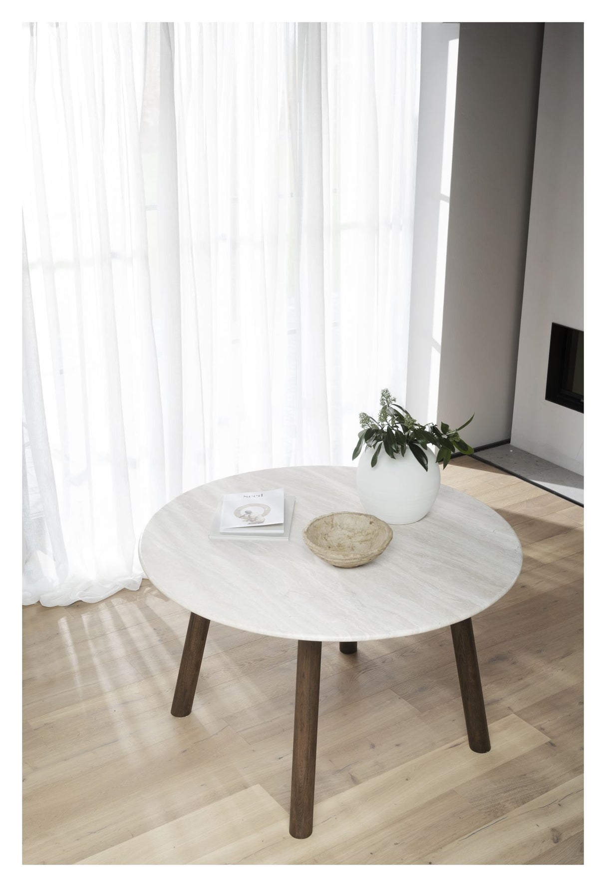 Taransay Spisebord, Beige travertin, Brun eg, Ø125 - Unoliving.com