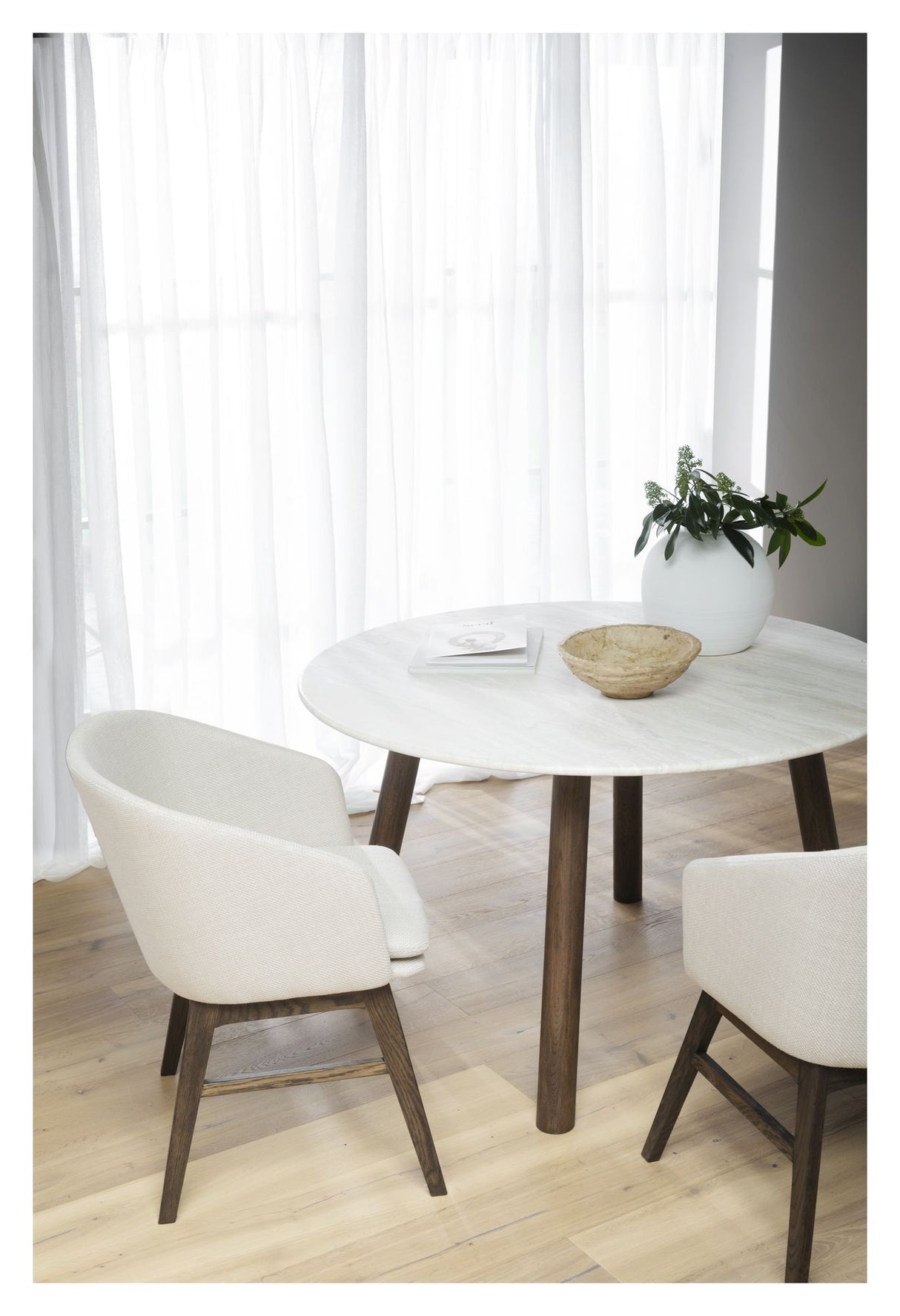 Taransay Spisebord, Beige travertin, Brun eg, Ø125 - Unoliving.com