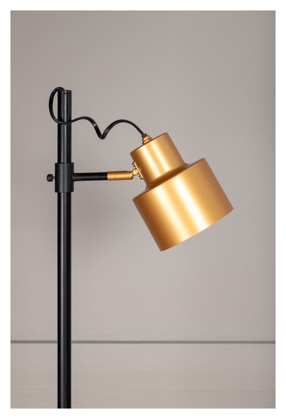 Vifta Gulvlampe m. 1 lyskilde, Sort/Messing, H:139 - Unoliving.com