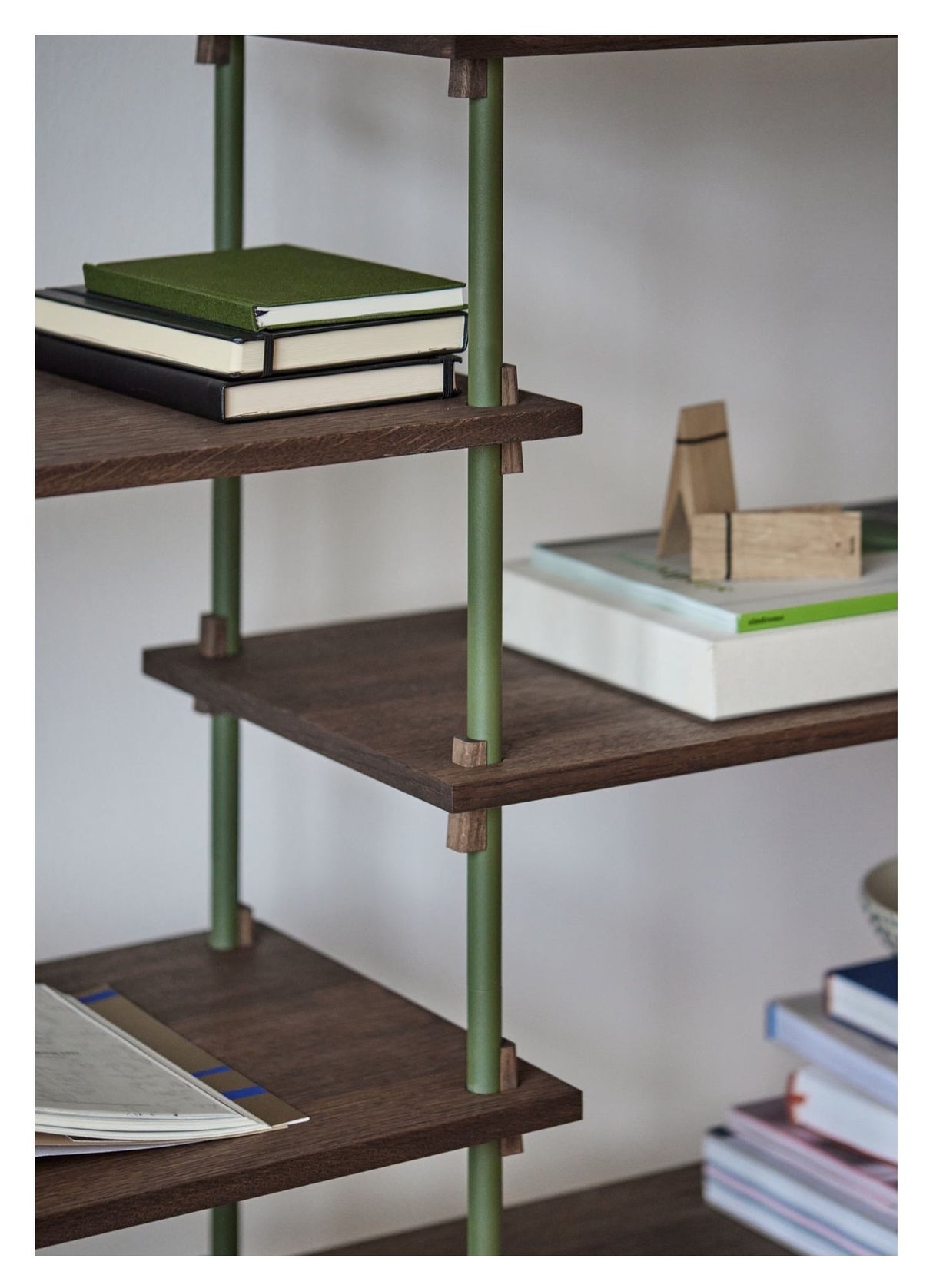 Shelving System, 2 fag, 9 hylder, H:200, Røget Eg/Grøn - Unoliving.com