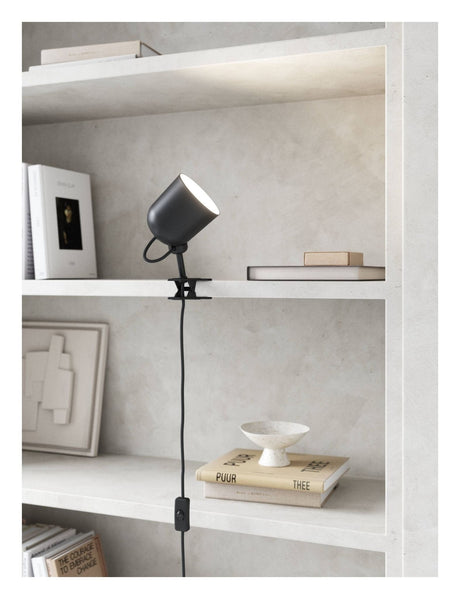 Angle Lampe m. klemme, Sort - UNOLIVING.COM