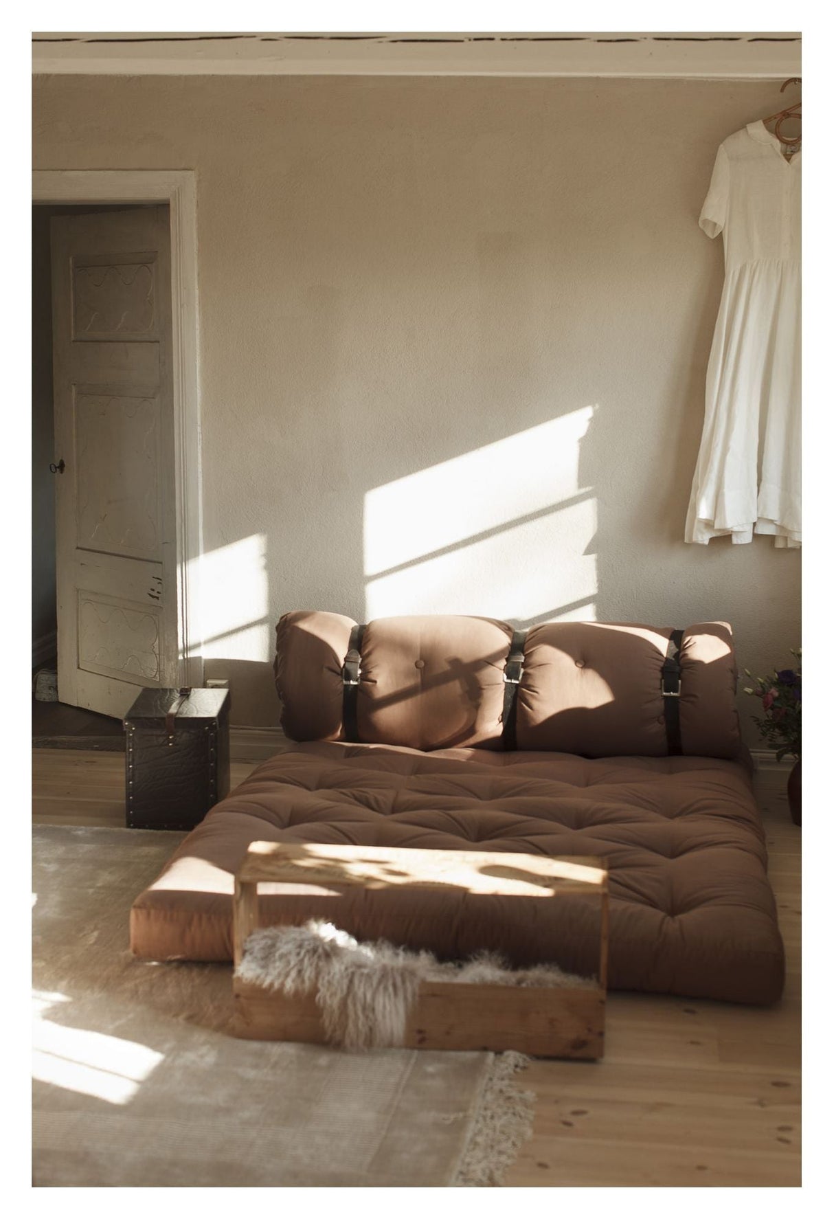 Buckle - Up Futon Sofa, Ler brun - UNOLIVING.COM