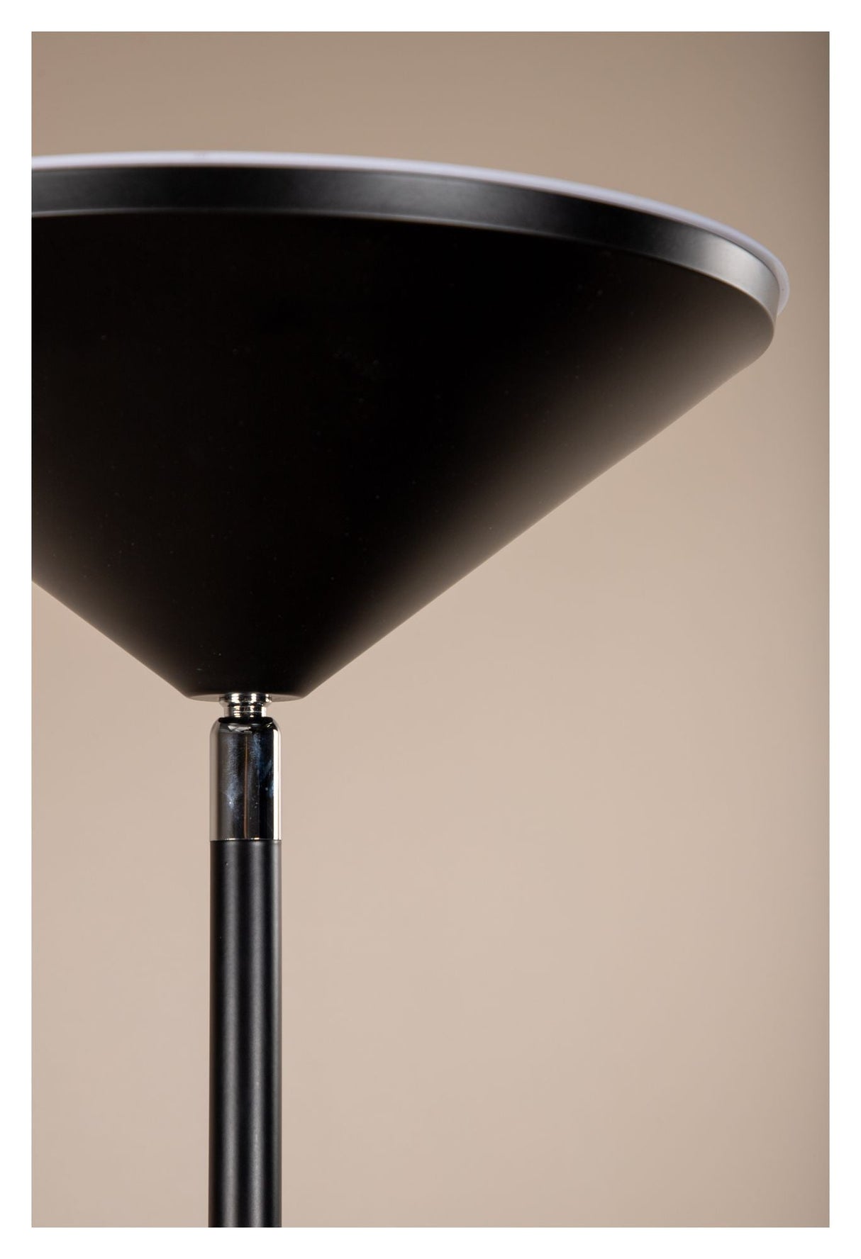 Corong Gulvlampe, Sort - UNOLIVING.COM