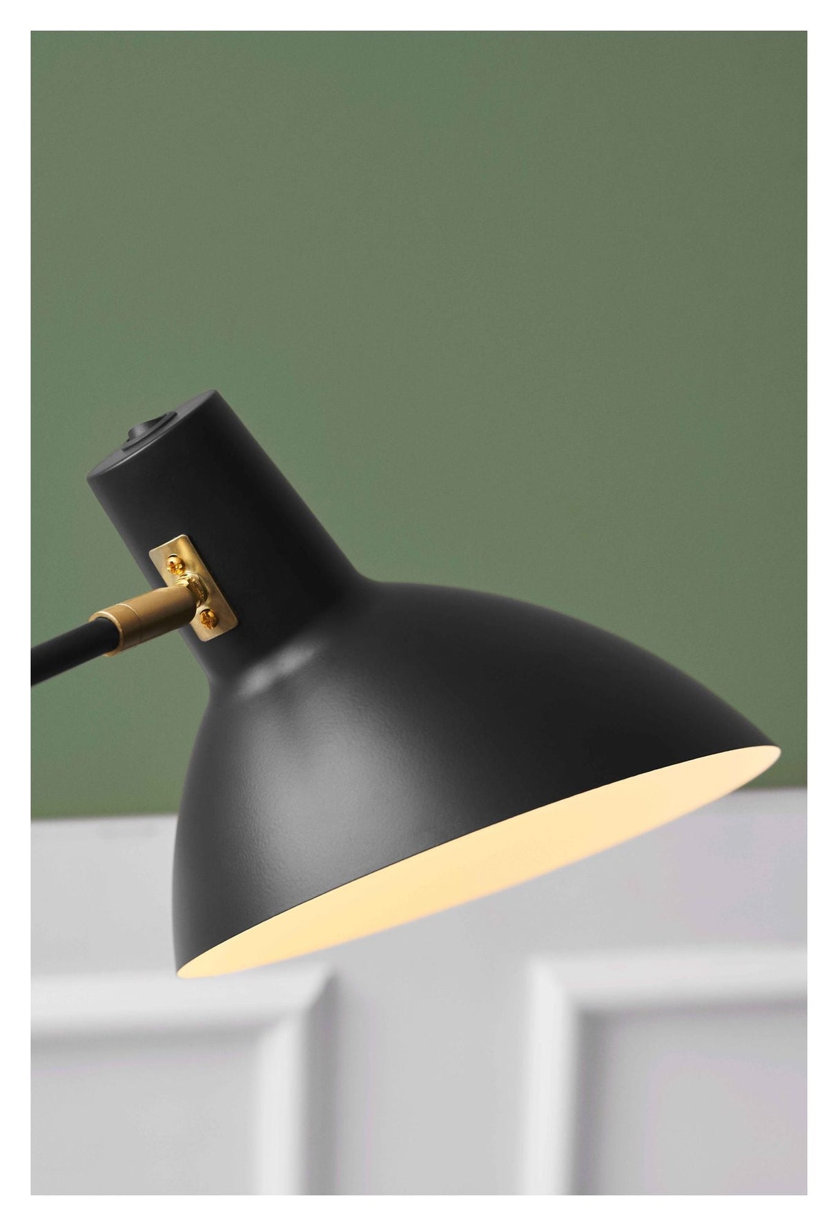 Halo Design Metropole Deluxe Bordlampe m. svingarm - Unoliving.com