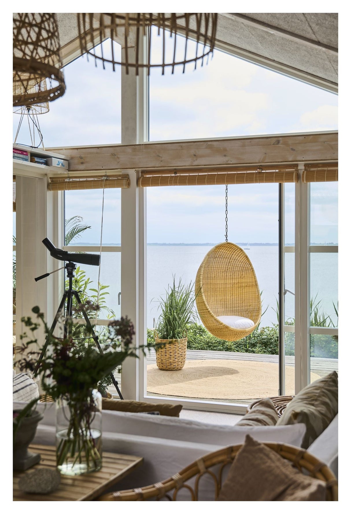 Hanging Egg Exterior, Sort - Unoliving.com