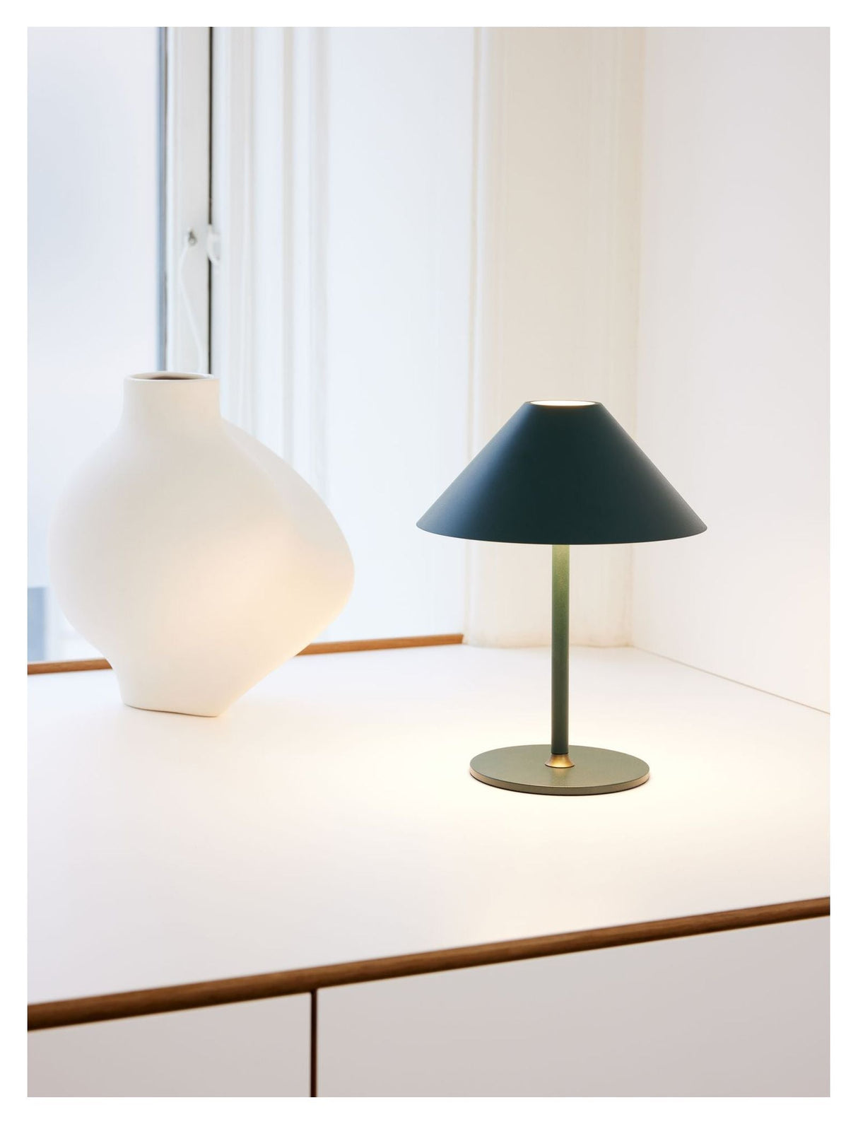 Hygge Bordlampe Ø19 Batteri, Dyb Grøn - Unoliving.com