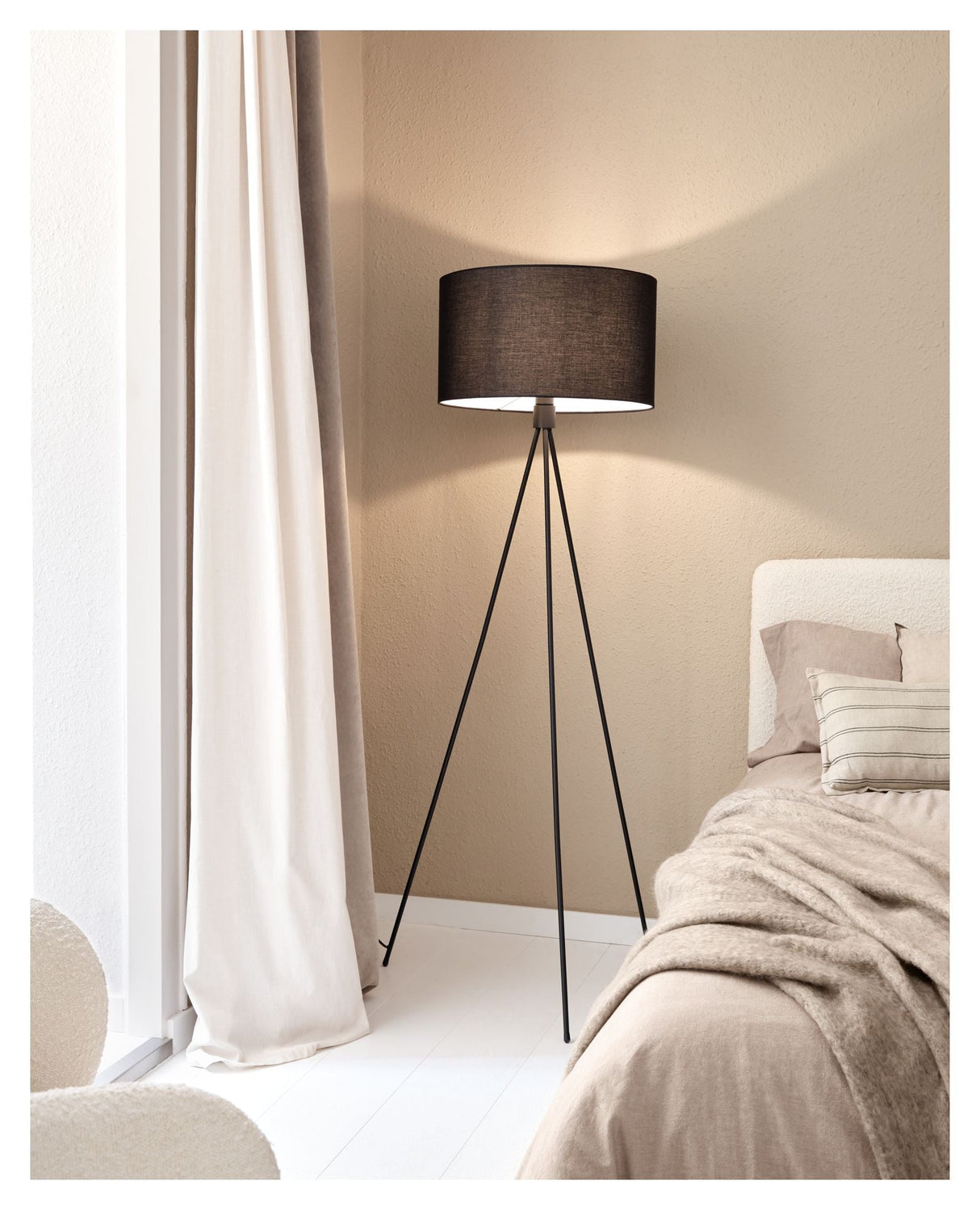 Ikia Gulvlampe m. 3 ben, Sort metal - Unoliving.com