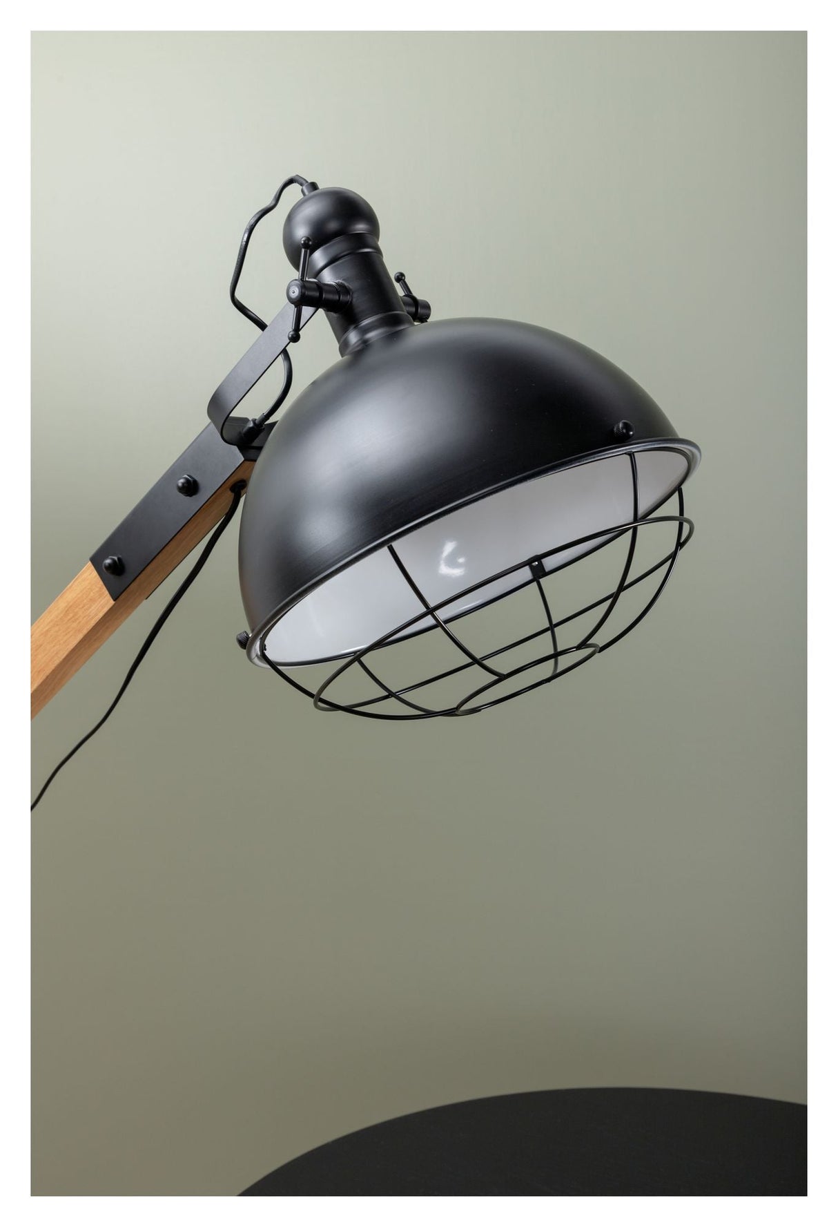 Kick Gulvlampe, Træ/Sort - Unoliving.com