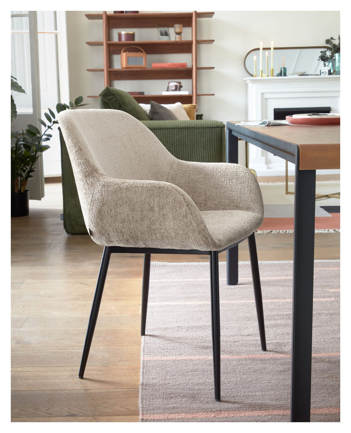 Konna Spisebordsstol, Beige chenille/Sorte stålben - Unoliving.com