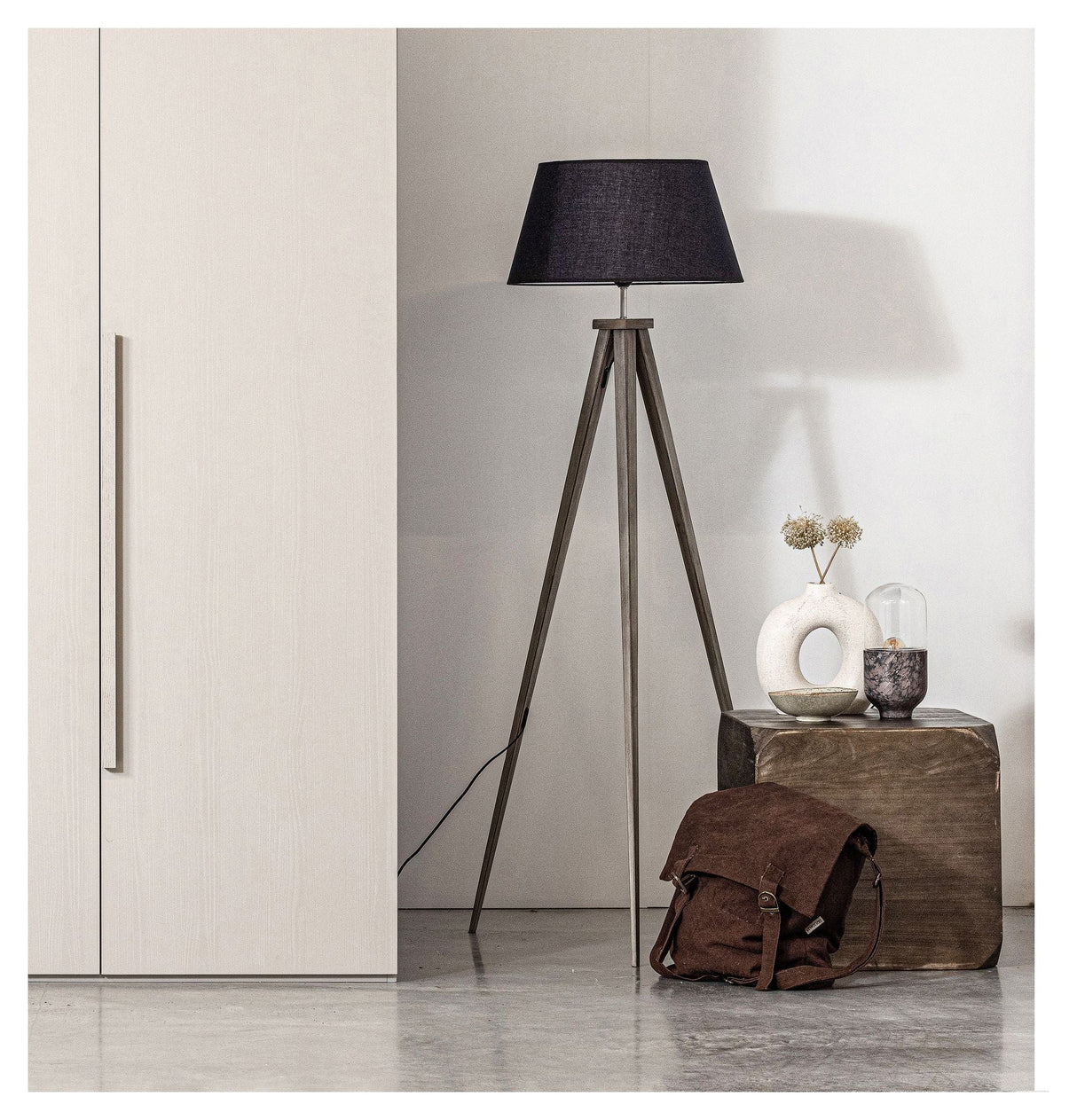 Lio Sidebord 46x46, Bejdset mørkebrun - Unoliving.com