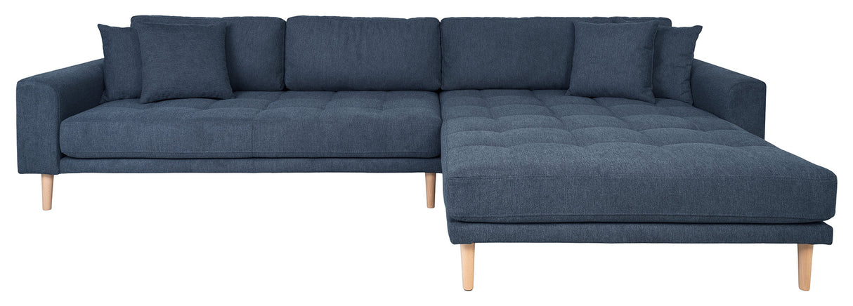 Lounge sofa m. Højrevendt chaiselong, Mørkeblå m. puder og natur træben - Unoliving.com