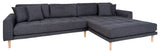 Lounge sofa m. Højrevendt chaiselong, Mørkegrå m. puder og natur træben - Unoliving.com