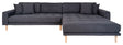 Lounge sofa m. Højrevendt chaiselong, Mørkegrå m. puder og natur træben - Unoliving.com