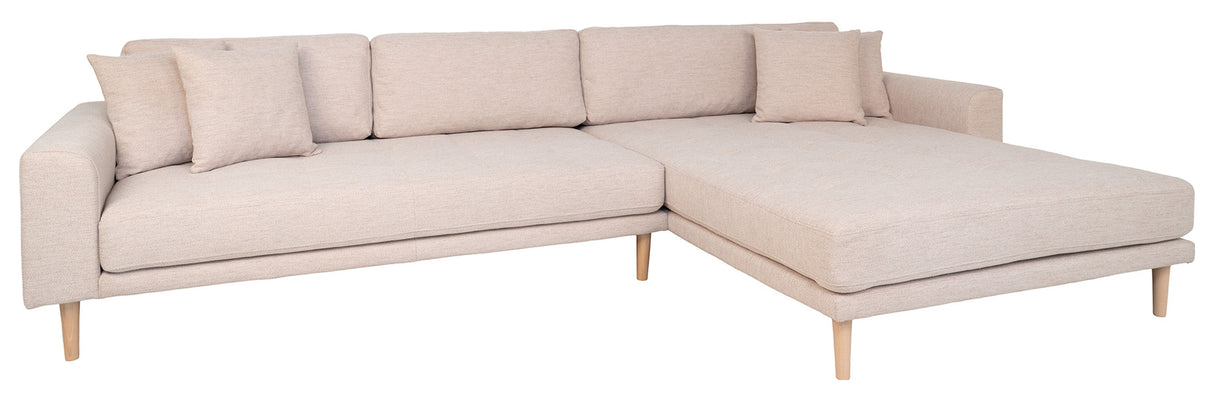 Lounge sofa m. Højrevendt chaiselong, Sand m. puder og natur træben - Unoliving.com