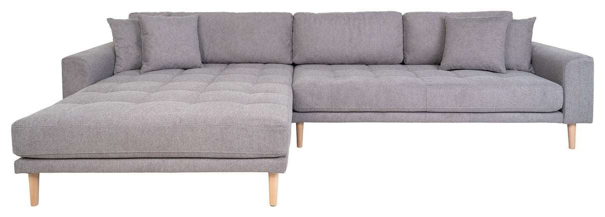 Lounge sofa m. venstrevendt chaiselong, Lysegrå m. puder og natur træben - Unoliving.com