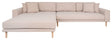 Lounge sofa m. venstrevendt chaiselong, Sand m. puder og natur træben - Unoliving.com