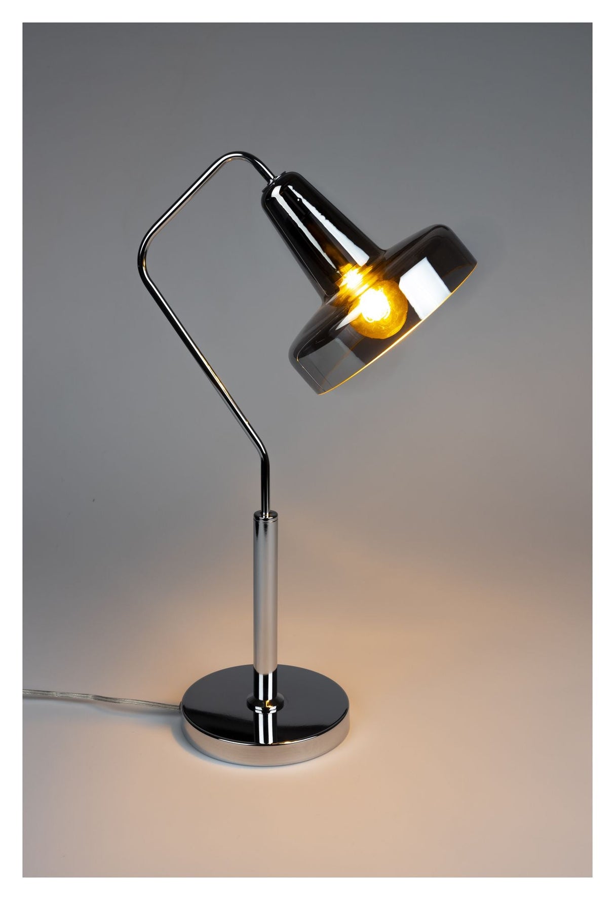 Nixon Bordlampe m. Røgfarvet glasskærm - Unoliving.com