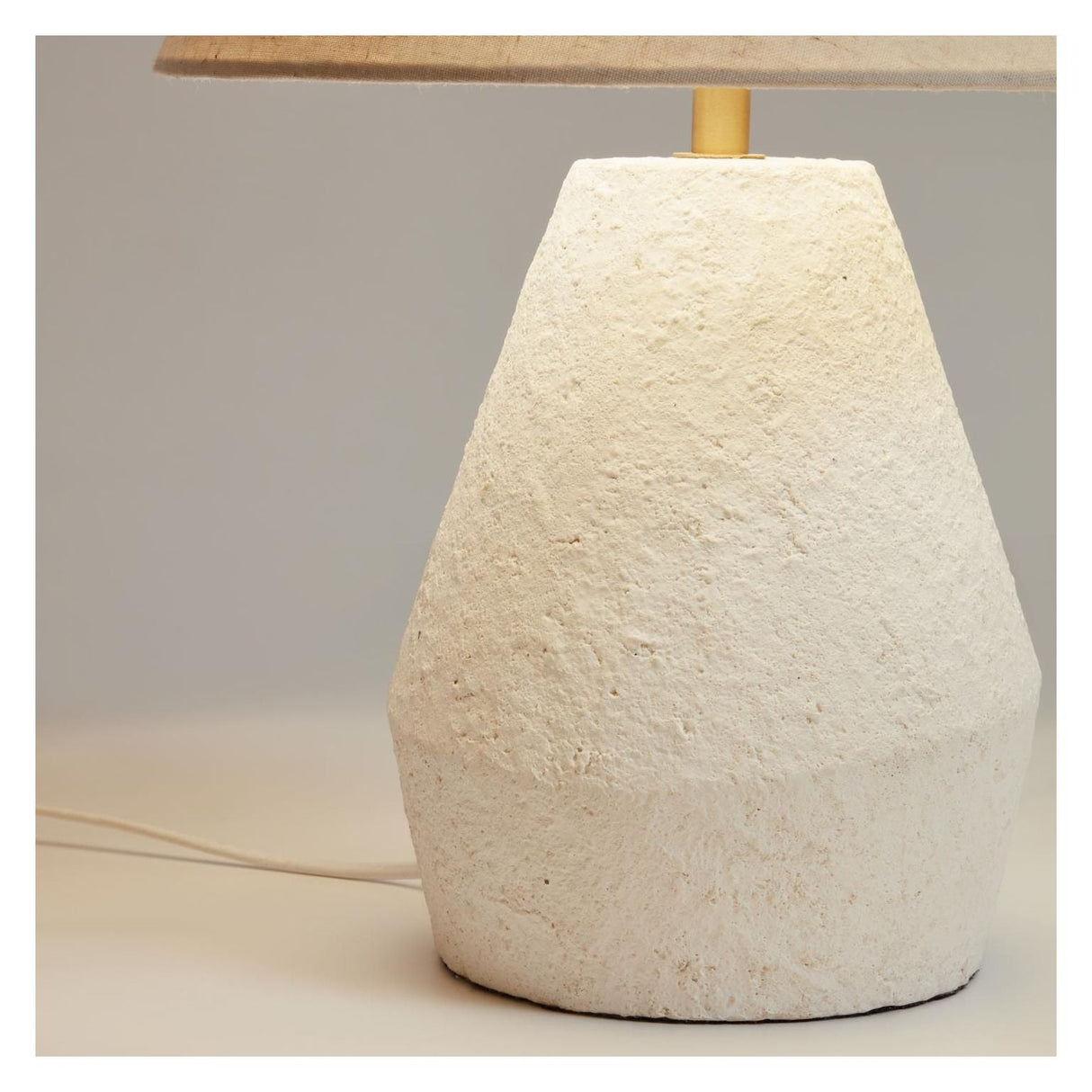 Noara Bordlampe - Hvid finish - Unoliving.com