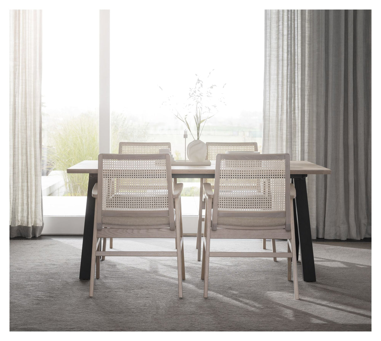 Prestwick Lænestol, Hvid pigm., Rattan, beige stof - Unoliving.com