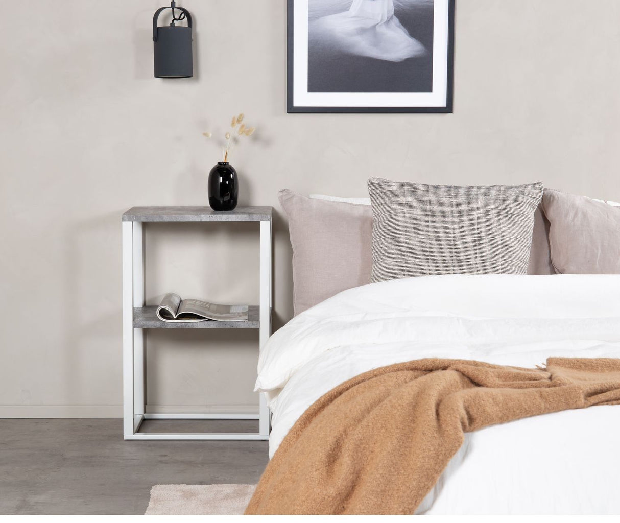 Rise Sengebord - Beton-look/Hvide Metalben - Unoliving.com