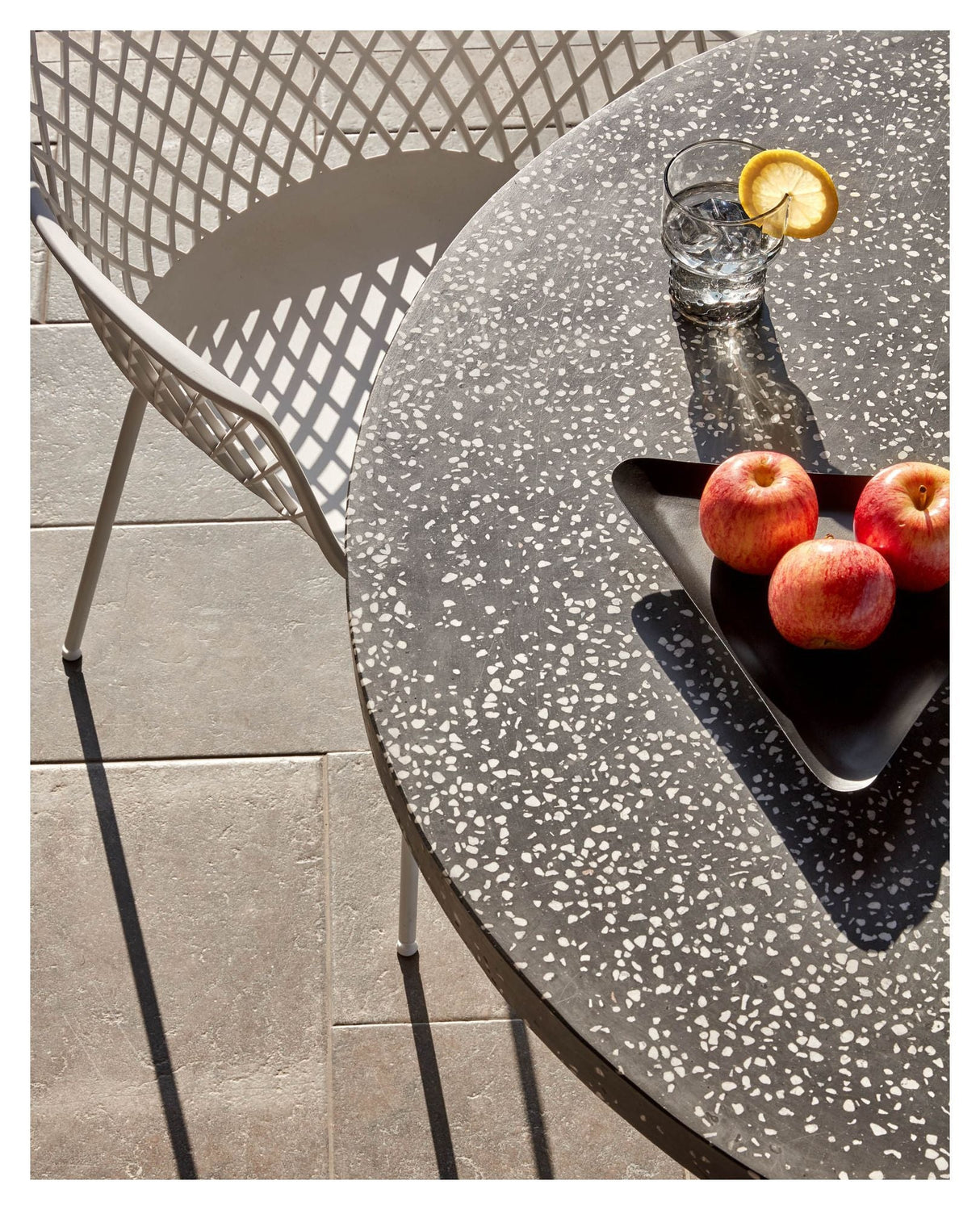 Shanelle Havebord Ø120, Sort Terrazzo - Unoliving.com