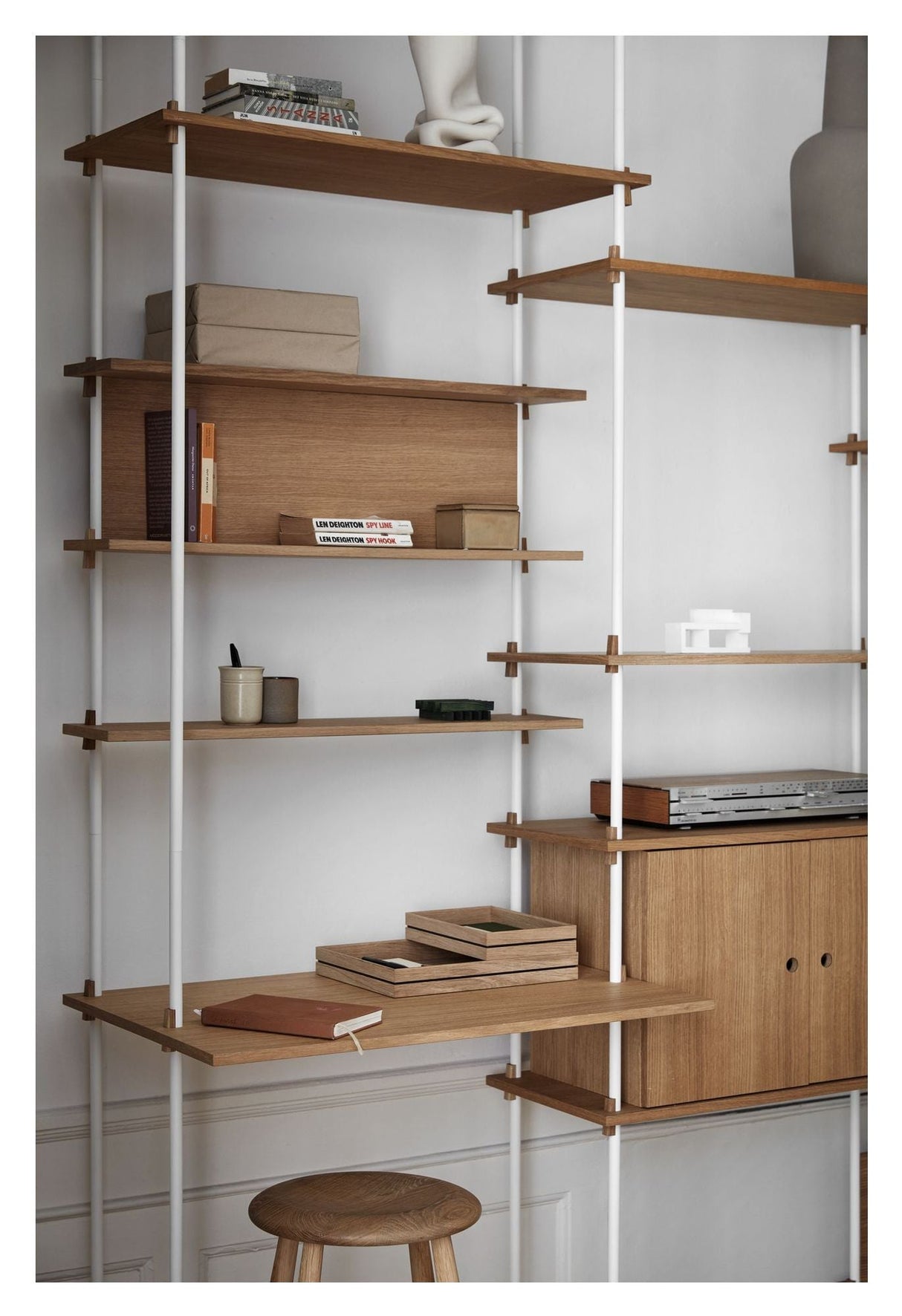 Shelving System m. skrivebord og skab, 2 fag, 4 hylder, H:200, Eg/Hvid - Unoliving.com