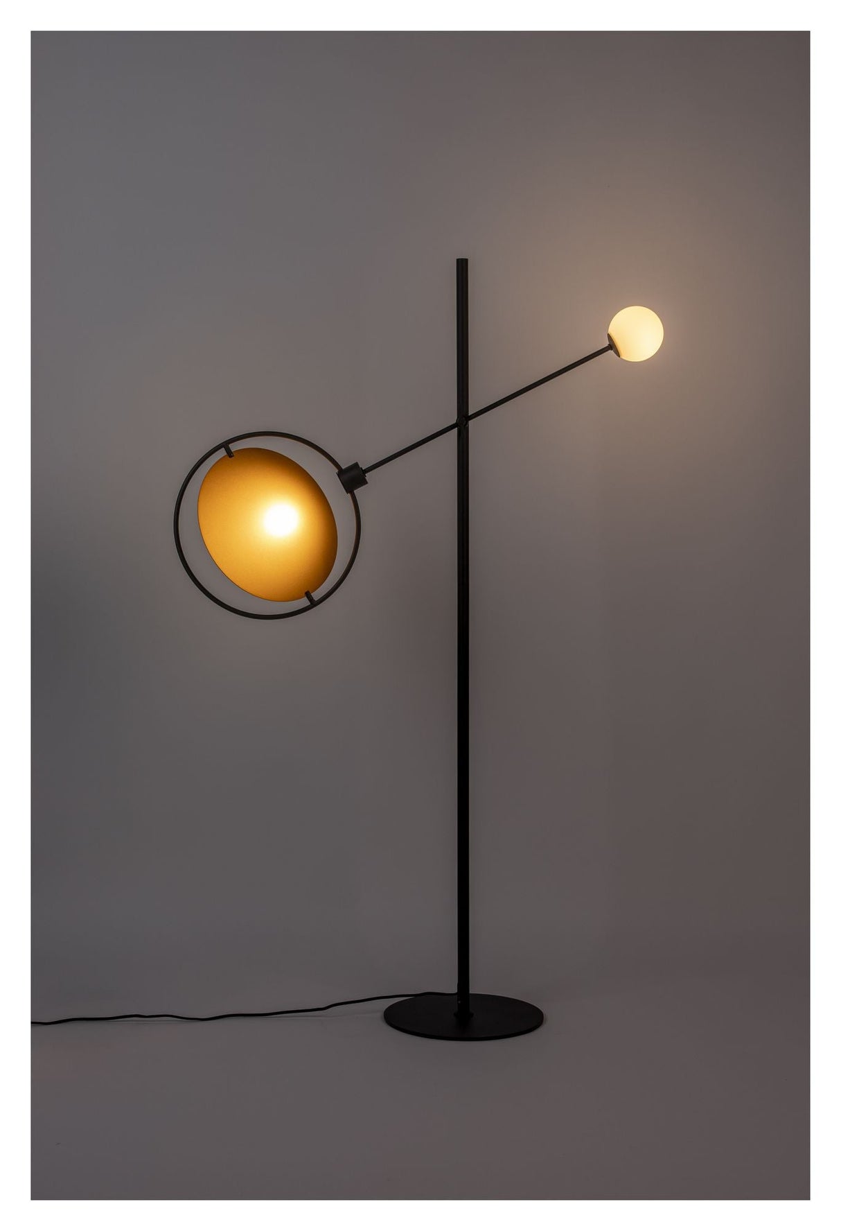 Sirius Gulvlampe, Sort/Guld - Unoliving.com