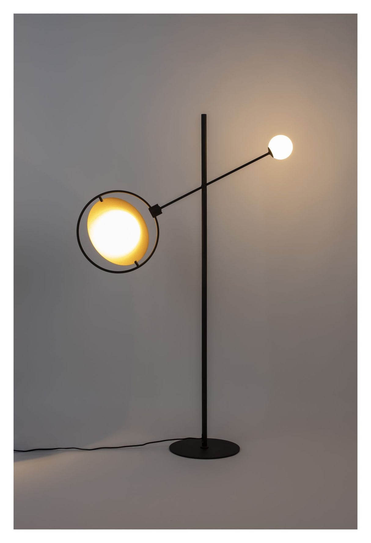 Sirius Gulvlampe, Sort/Guld - Unoliving.com