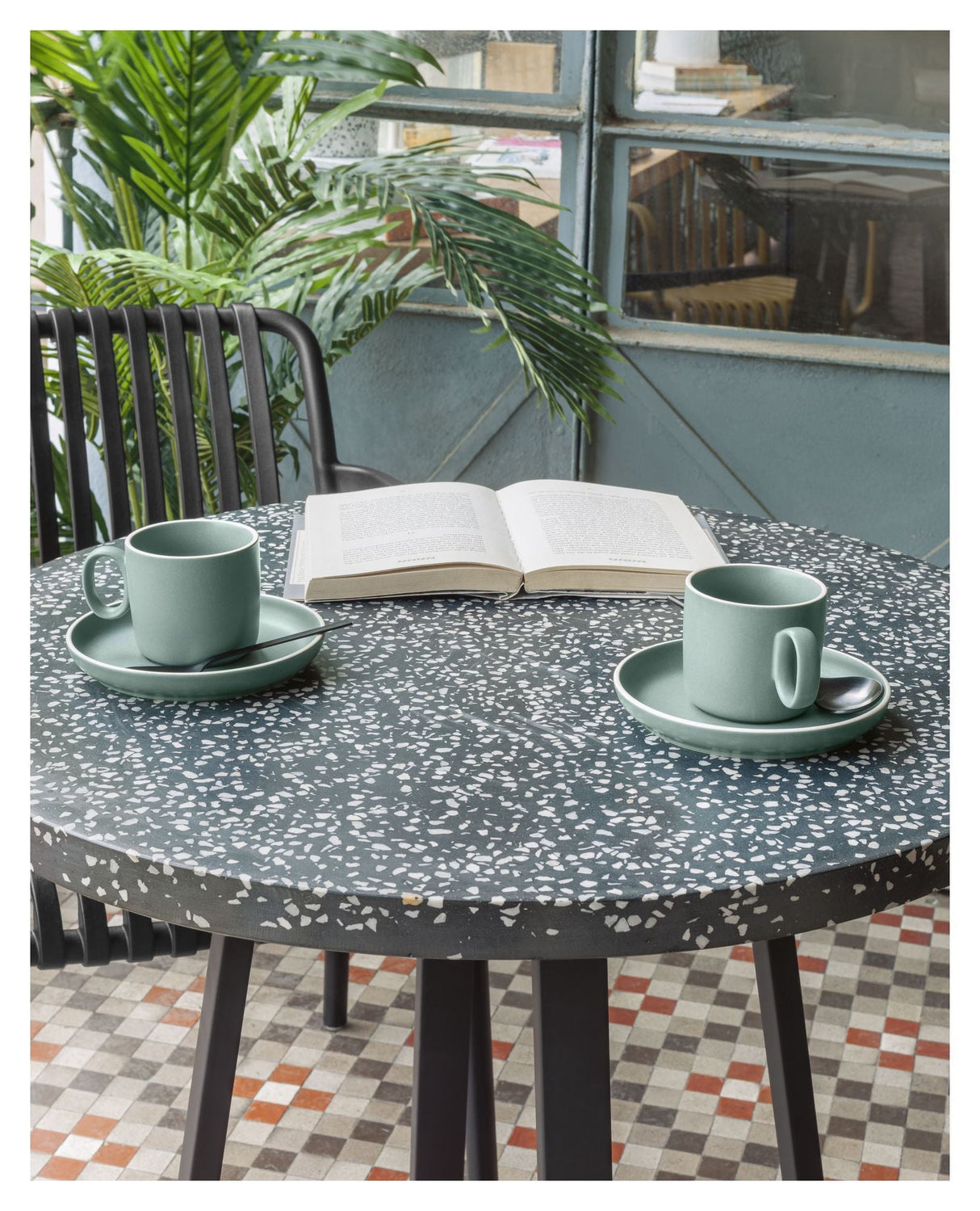 Tella Havebord Sort Terrazzo, Ø75 - Unoliving.com