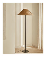 Urania Gulvlampe m. sort finish, Rattan og metal - Unoliving.com