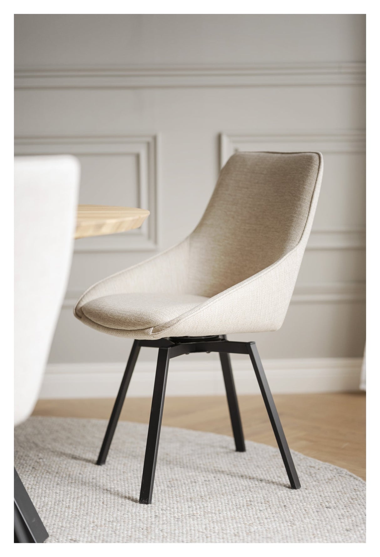 Alison, spisebordsstol - lys beige/sort - UNOLIVING.COM