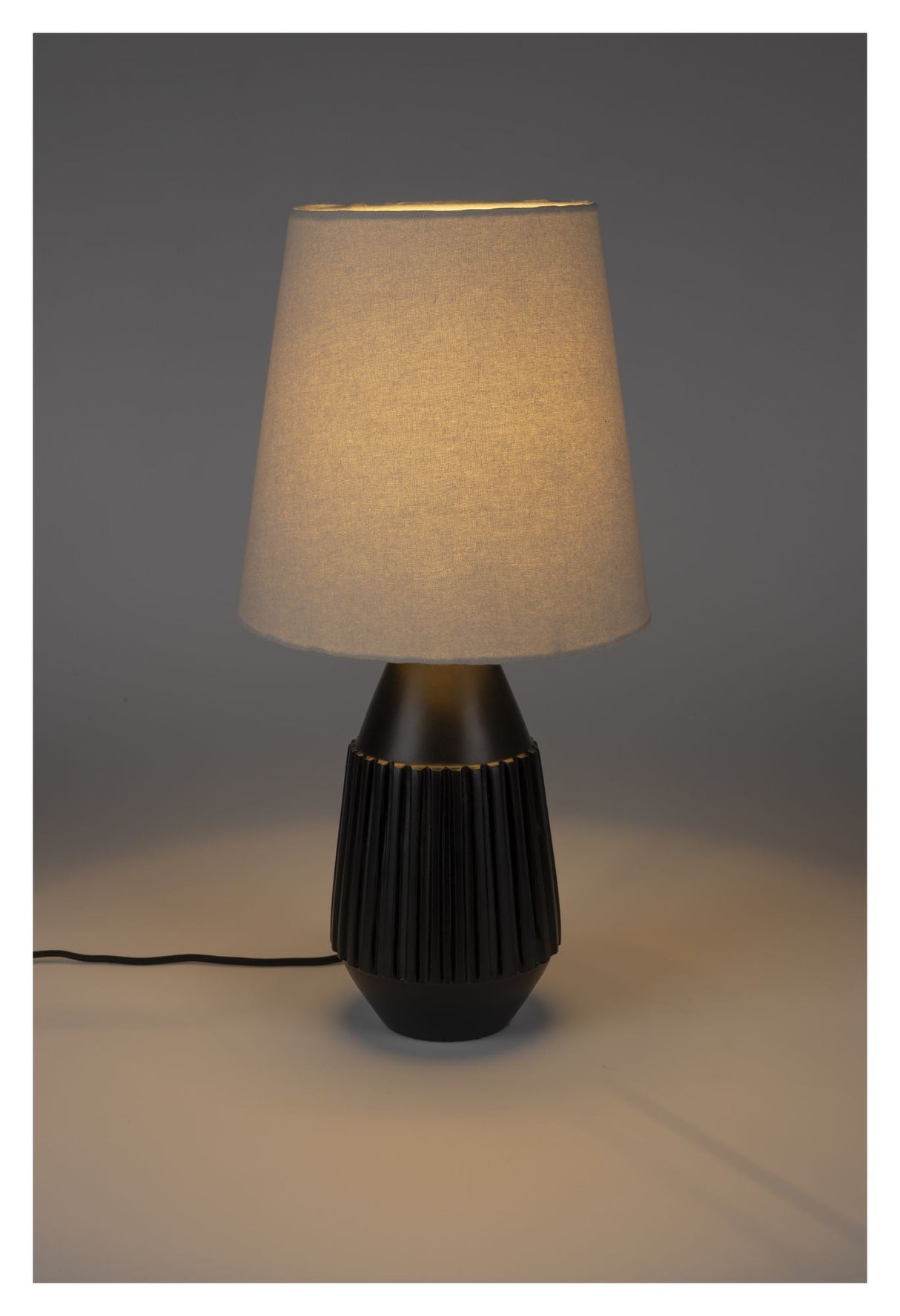 Aysa Bordlampe, Sort alu/Stof - UNOLIVING.COM