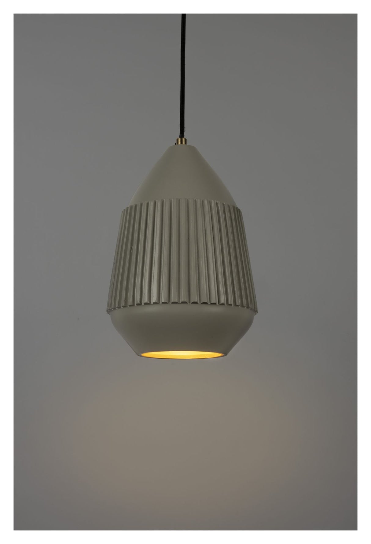 Aysa Pendel Ø20, Beige aluminium - UNOLIVING.COM