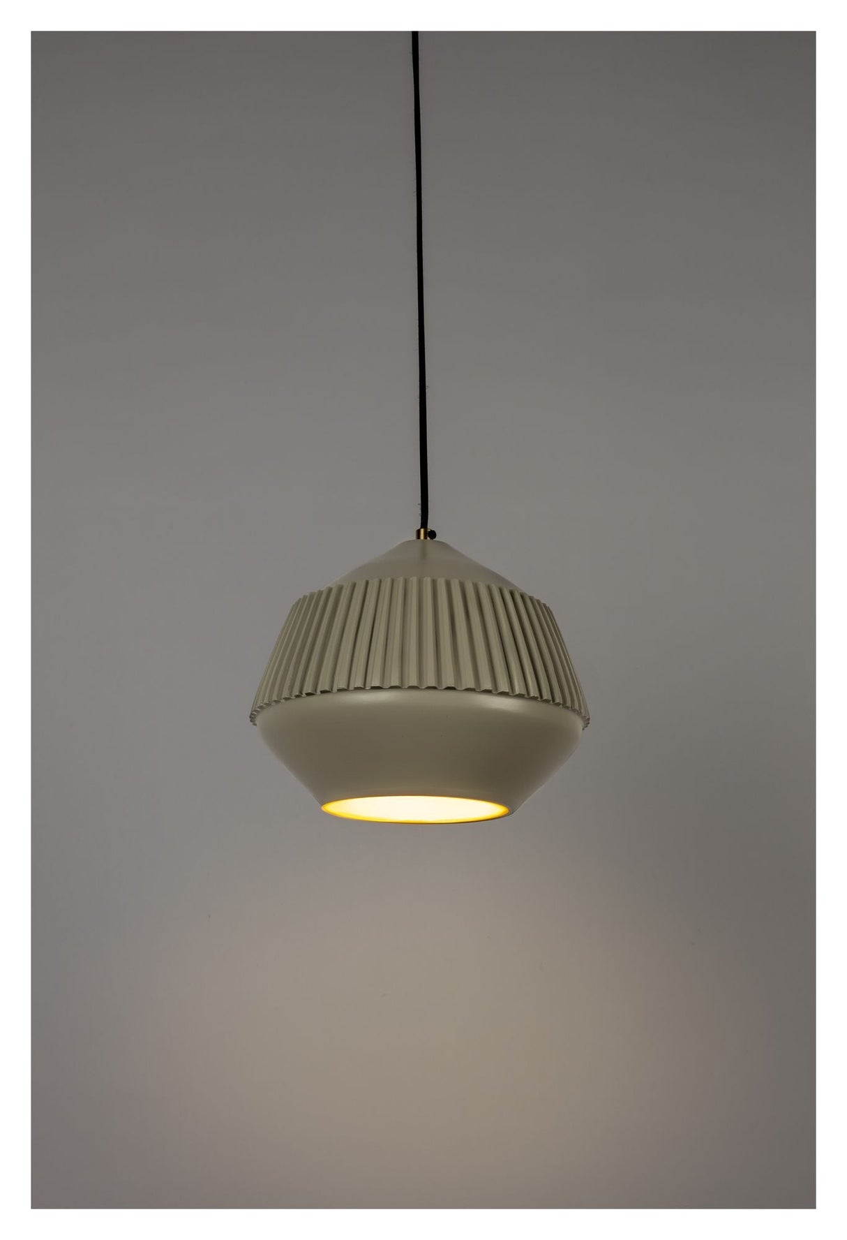 Aysa Pendel Ø26, Beige aluminium - UNOLIVING.COM