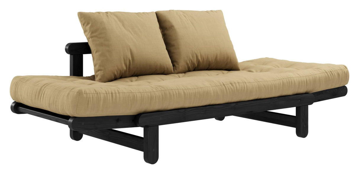 Beat Sovesofa, Sort lakeret, Fyrretræ/Wheat beige - UNOLIVING.COM