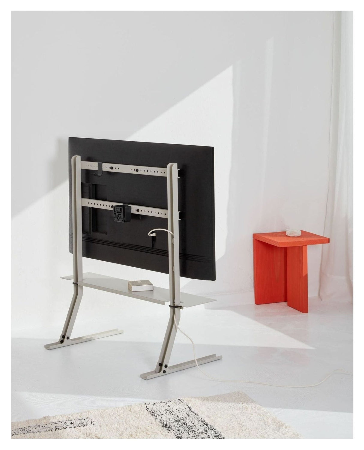 Bendy Tall TV - Stander til 40 - 70", Mushroom - UNOLIVING.COM