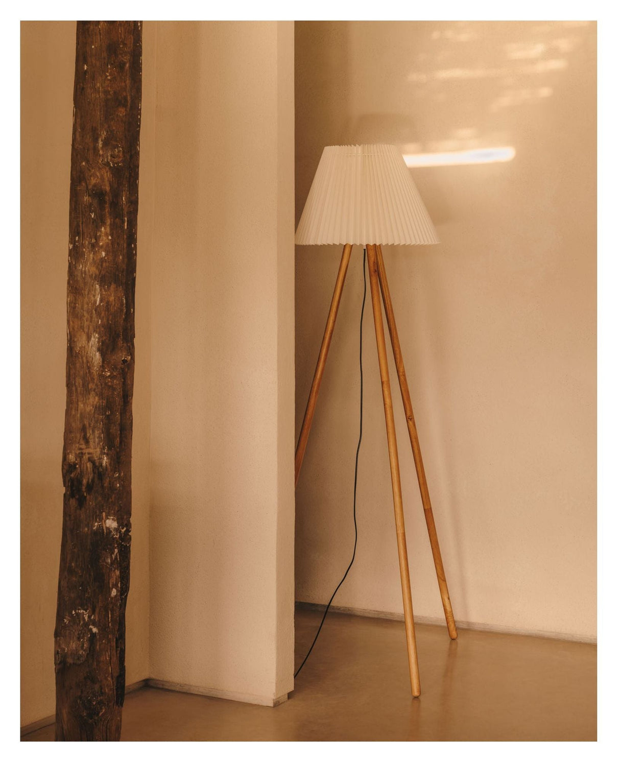 Benicarlo Gulvlampe, Beige - UNOLIVING.COM