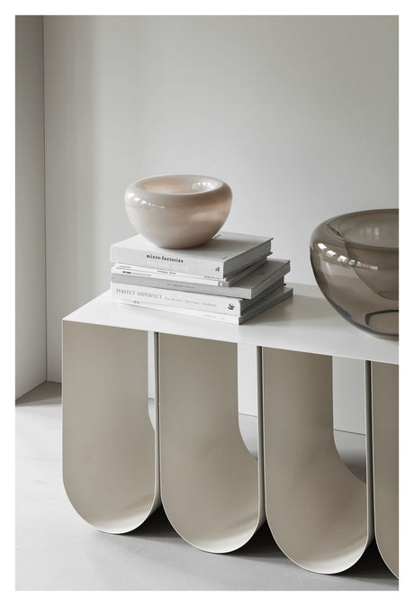 Curved Bænk, Beige stål - UNOLIVING.COM