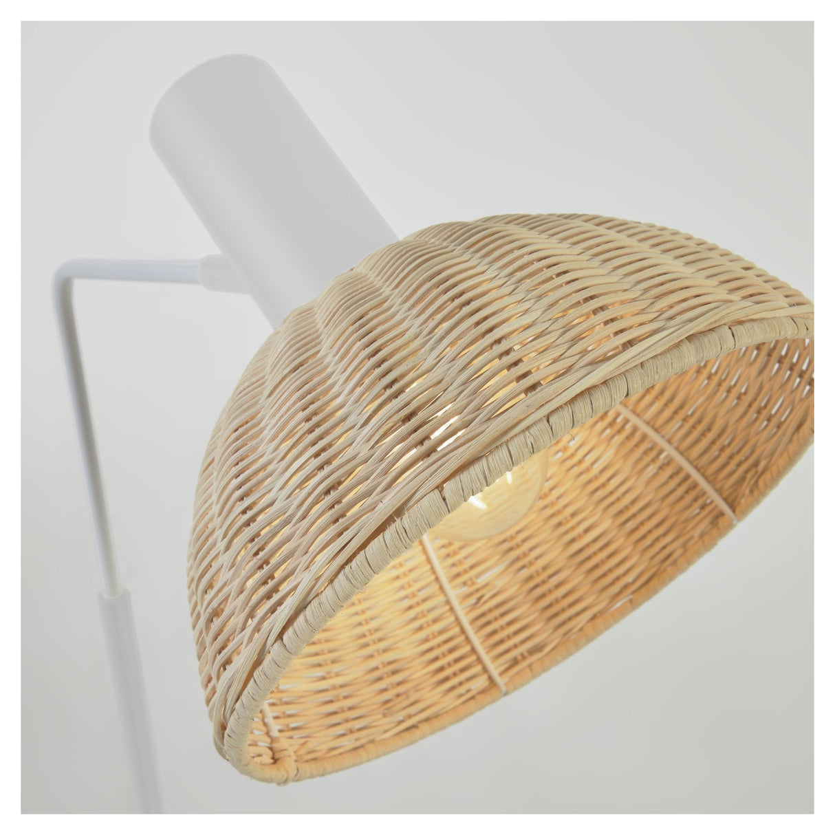 Damila Gulvlampe, Hvid metal/Rattan - UNOLIVING.COM