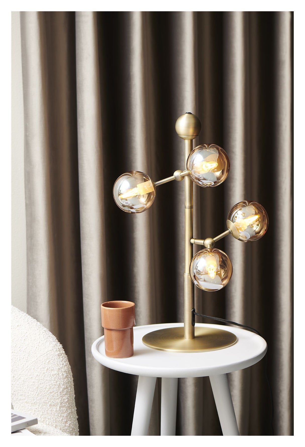 Halo Design ATOM Bordlampe, Antik messing, Amber - Unoliving.com