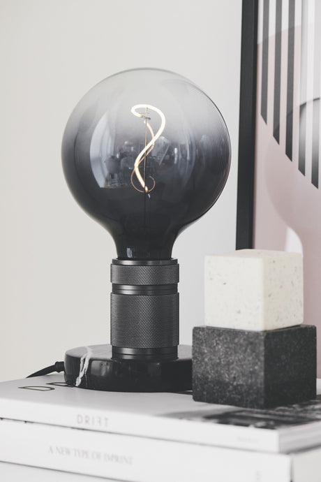 Halo Design HALO Bordlampe, Gun-Black, Marmor fod - Unoliving.com