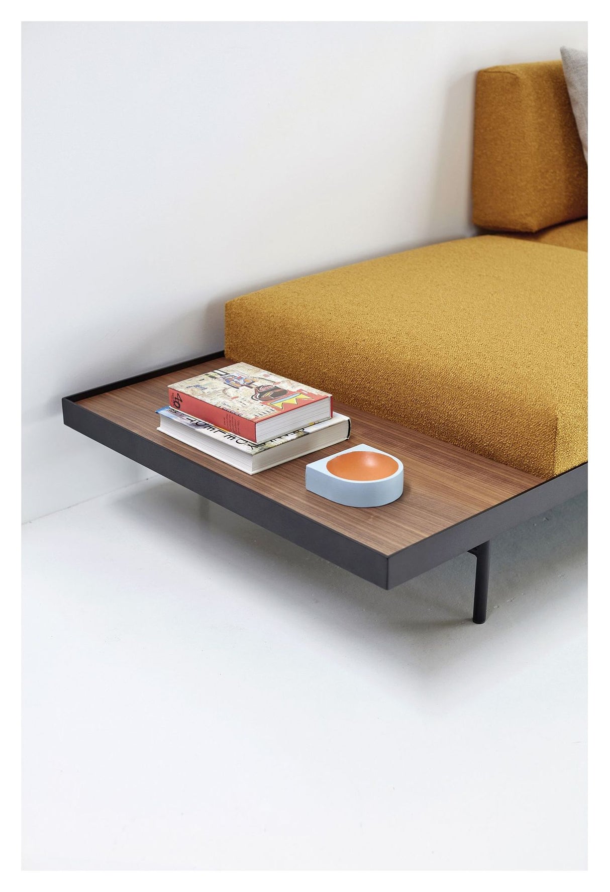 Puri Daybed m. valnødde bord, Bouclé/Ochre - Unoliving.com