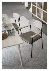 Maymont, spisebordsstol m/armlæn - lys eg/beige - Unoliving.com