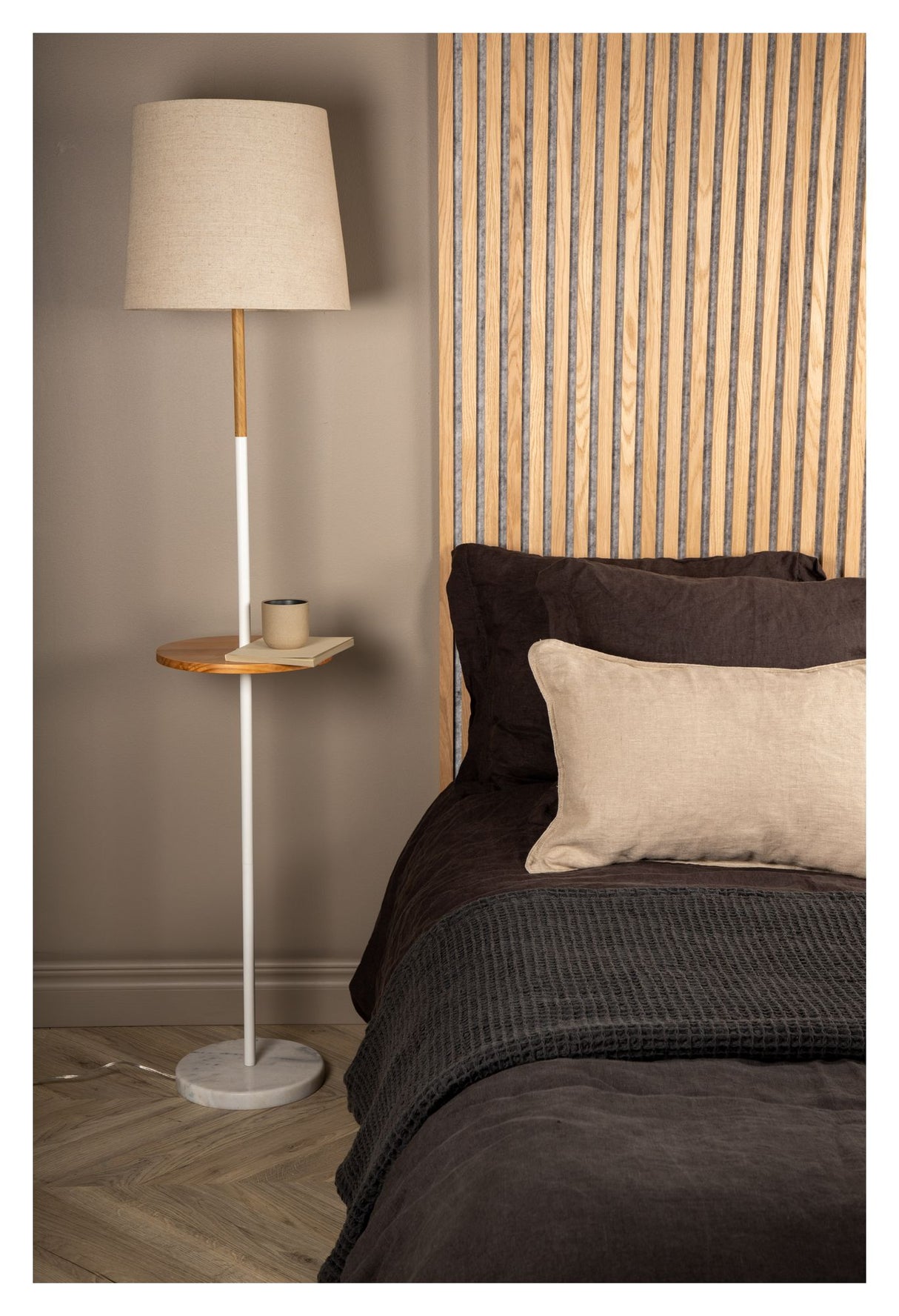 Hattman Gulvlampe, Hvid/marmor/Linen - Unoliving.com