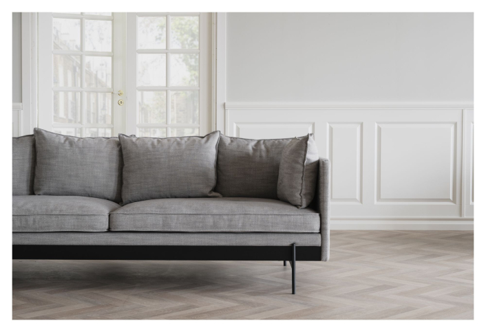 Sofa, grå stof m. sorte ben